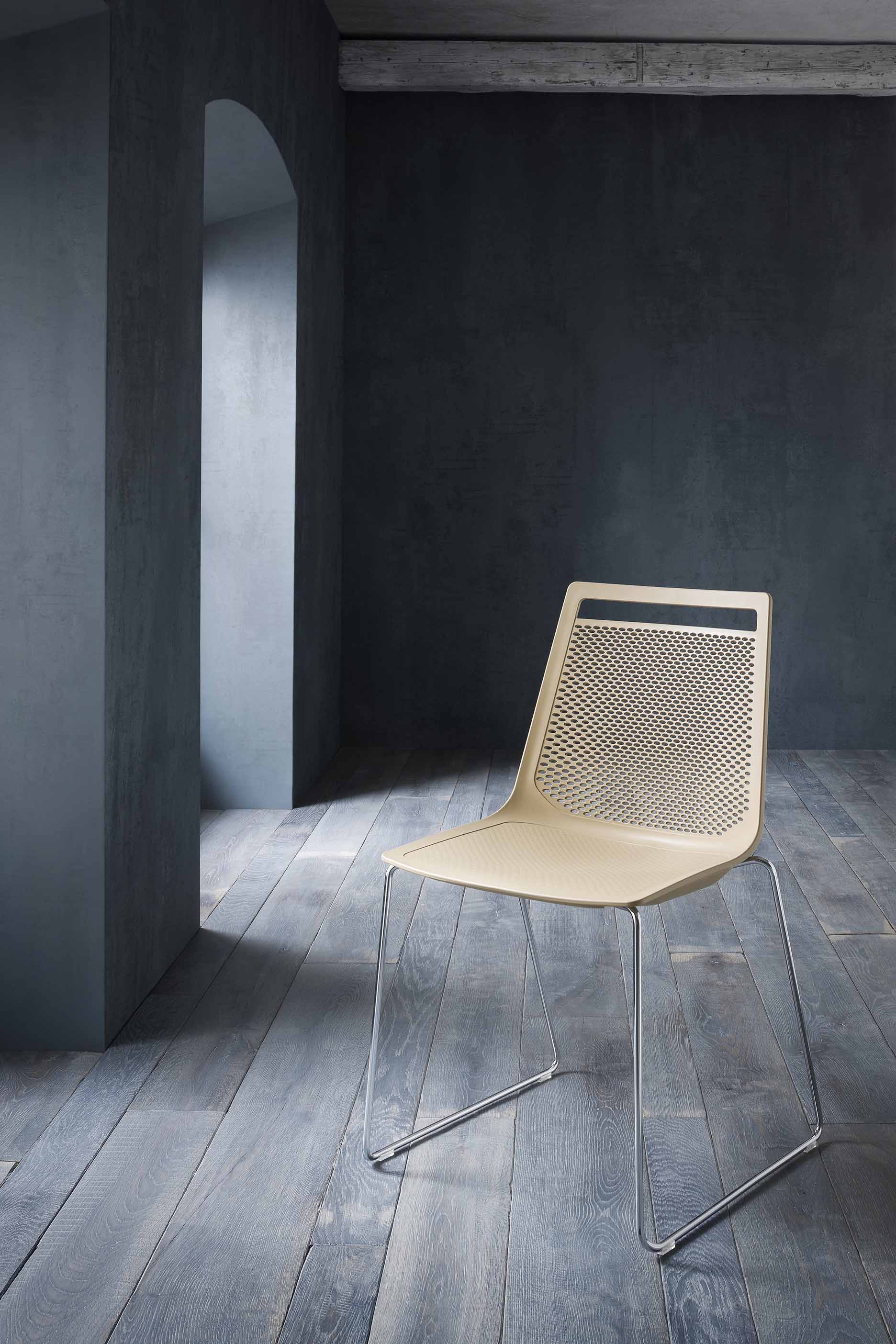 Gaber Akami S Metallstuhl - Kunststoffsitzschale - Schlittenrahmen verchromt - stapelbar